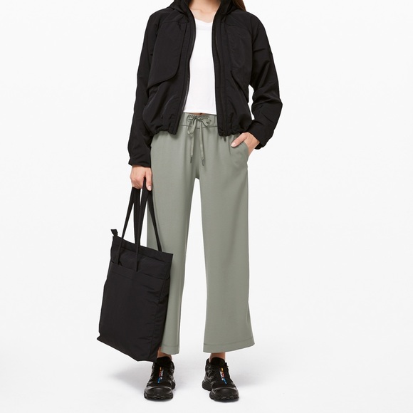 NWOT Lululemon On The Fly wide leg 7/8 pant